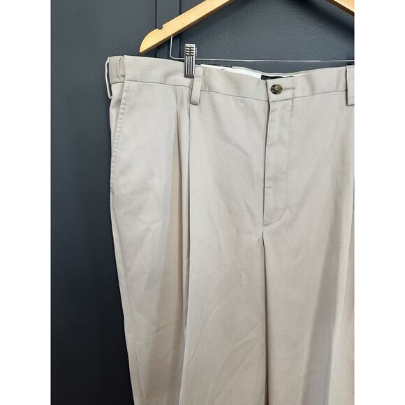 Eddie Bauer Relaxed Fit NEW Pleated Khaki Trousers - Size 42 X 30 - Picture 2 of 7